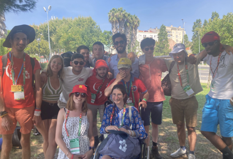 Un groupe diversifié pose joyeusement en extérieur, avec des accessoires sportifs et des lueurs radieuses. Une personne en