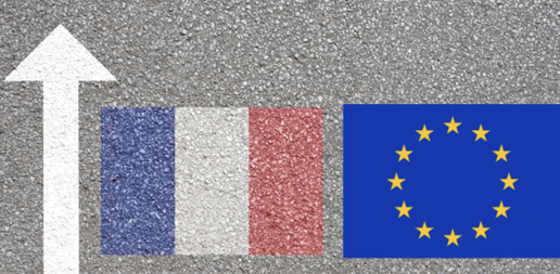 Image montrant une flèche vers le haut avec les drapeaux français et de l'Union européenne à côté.