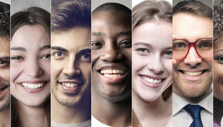 Cette image montre sept personnes souriantes de divers âges et origines, en gros plan.