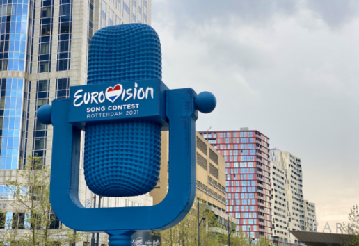 Statue de micro géant bleu avec le texte "Eurovision Song Contest Rotterdam 2021" et cœur.