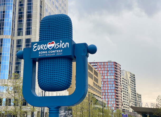 Statue de micro géant bleu avec le texte "Eurovision Song Contest Rotterdam 2021" et cœur.