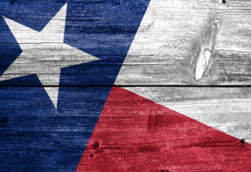 Image représentant le drapeau du Texas sur fond de bois vieilli et usé.