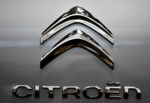 Logo Citroën : emblème métallique en forme de double flèche stylisée avec l'inscription "CITROËN" en lettres capitales.