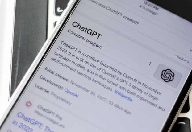 Description de l'image : Écran de smartphone affichant une définition de ChatGPT, programme de chatbot d'OpenAI.