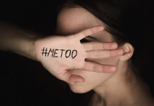 Personne ne devrait rester silencieuse : main couvrant la bouche avec le hashtag #MeToo écrit dessus. » (125 caractères