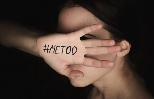 Personne ne devrait rester silencieuse : main couvrant la bouche avec le hashtag #MeToo écrit dessus. » (125 caractères