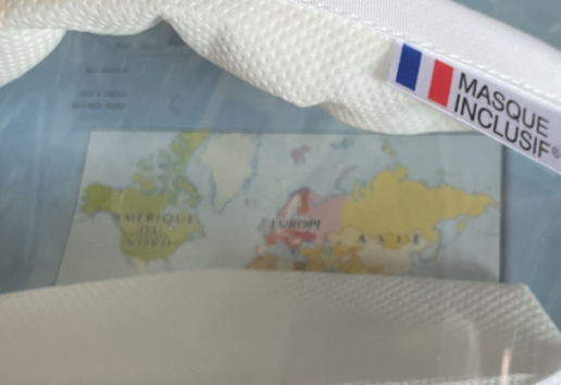 Poche à masque aéronautique avec carte du monde et étiquette française indiquant 'masque inclus'.