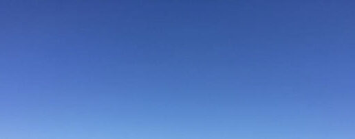 Fond uni dégradé bleu clair à foncé.