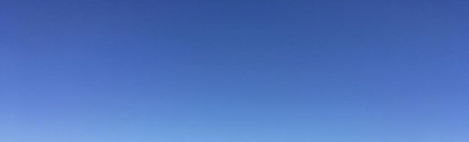 Fond uni dégradé bleu clair à foncé.