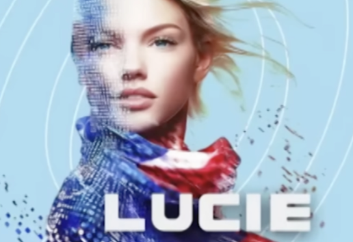 Portrait d'une femme aux cheveux blonds avec un col bleu et rouge, sur fond bleu dégradé et effets numériques.