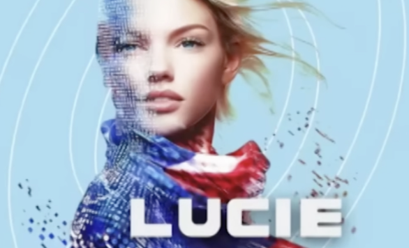Portrait d'une femme aux cheveux blonds avec un col bleu et rouge, sur fond bleu dégradé et effets numériques.
