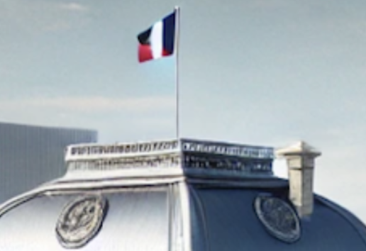 Bâtiment avec drapeau tricolore français flottant, devant façade blanche ornée de balustrades et de symboles gravés.