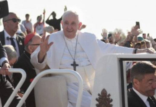 Description : Le pape, vêtu de blanc, salue une foule depuis une papamobile.