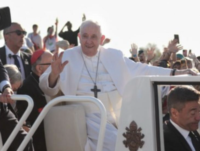 Description : Le pape, vêtu de blanc, salue une foule depuis une papamobile.